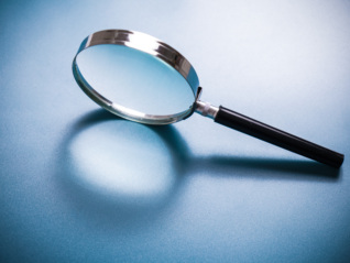 “站在光里才算英雄”？一季度公募重仓股大变脸，有基金经理提示风险 | 基金放大镜