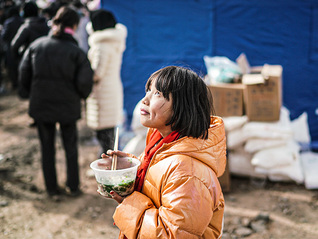 【图集】“来了都能吃”：灾区安置点，冬天里的一碗简易拉面