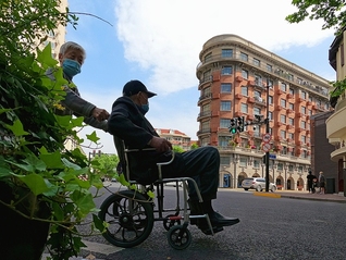 两会申聚焦｜从“托底”到“赋能”，上海探索“大城养老”新范式