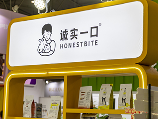首次请代言人就翻车！宠物食品品牌“诚实一口”接连致歉，代言人火速宣布终止合作