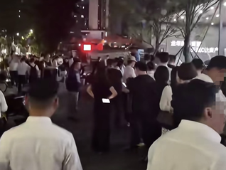 深圳楼市再现“通宵排队抢房”，开盘现场失控“喷辣椒水”，政府启动专项整治